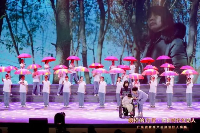 妈妈和脑瘫女儿做了13年同桌：只要女儿能读书 背一辈子也愿意