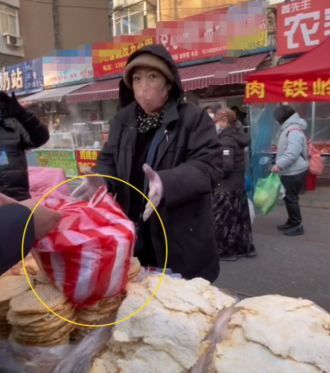 小土豆买鱿鱼被坑 管理员怒怼商家并将其驱离市场