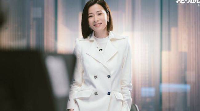 刘涛佘诗曼张钧甯北京春晚同台，穿羽毛元素衣服美得让人移不开眼