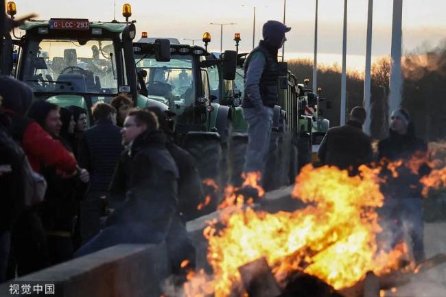 封路、包围港口！农民大规模抗议向全欧盟蔓延