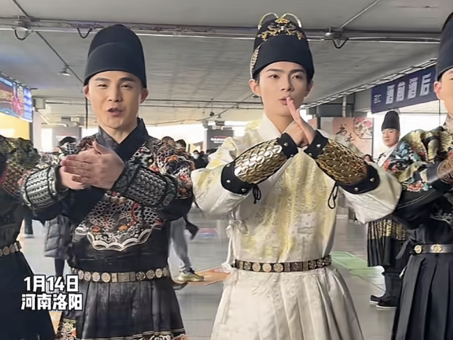 媒体评大学生志愿者穿飞鱼服迎宾不妨多一点包容鼓励