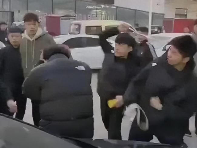 警方通报多人拿棍棒皮带抽打一男孩 警方已介入调查，对事件进行严肃处理