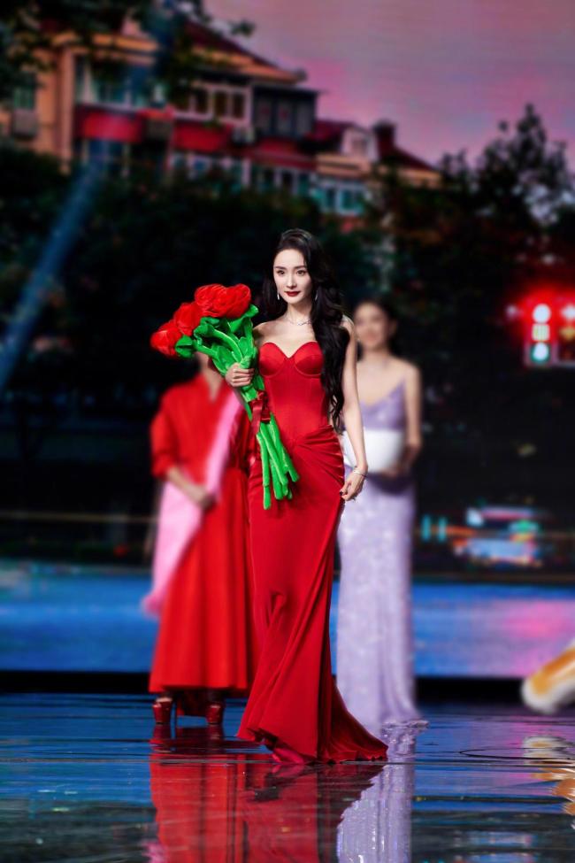 微博之夜杨幂红色抹胸亮片裙美成焦点