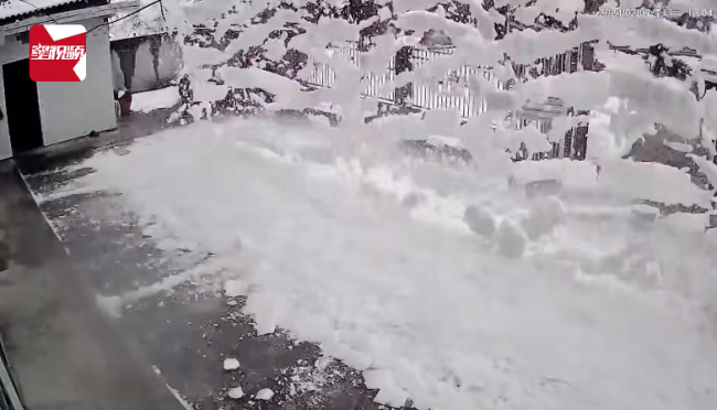 一家人刚扫完院里的雪 下一秒白干