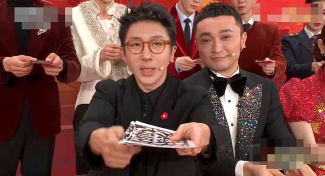 春晚刘谦再现见证奇迹的时刻，现场上演扑克大洗牌