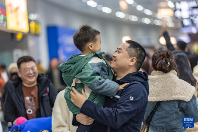 山水终相见，重逢就是年
