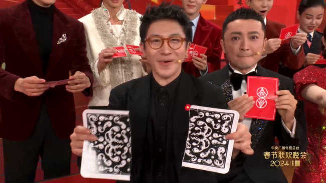 刘谦再现见证奇迹的时刻把扑克牌玩得出神入化尼格买提复盘穿帮全过程