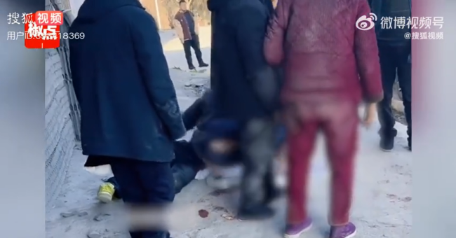 男孩不愿给后妈拜年被打破头 当地派出所回应：双方已达成和解