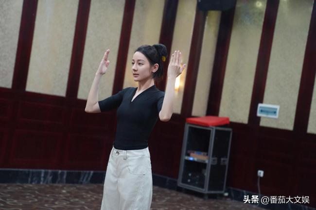 迪丽热巴素颜练舞也挡不住美貌，被惊艳到了
