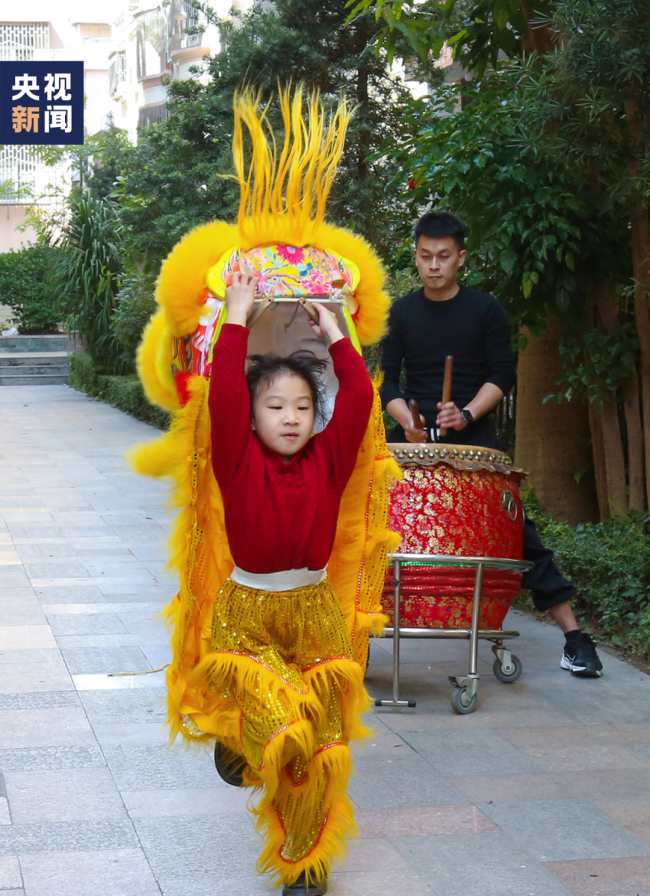 动人一幕!揭阳小女孩家门口舞狮遇"狮群",何以火爆全网?