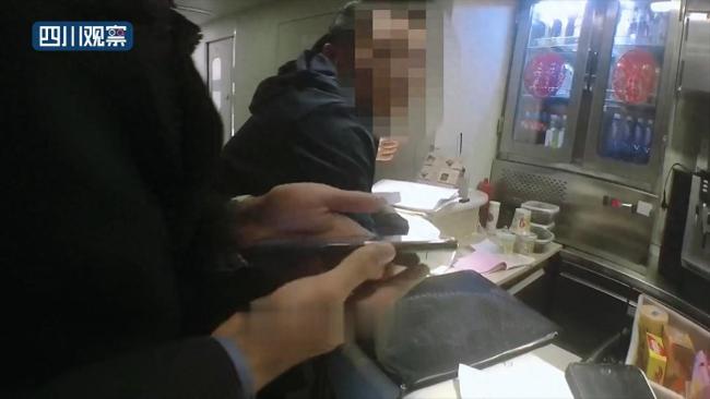 男子高铁厕所吸烟 致列车降速2分钟被罚500元