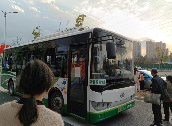 长沙一公交车不允许站立乘车 回应：为了春运安全