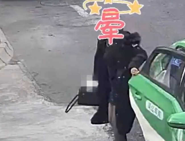 醉酒女子下车窜向路中间被车撞