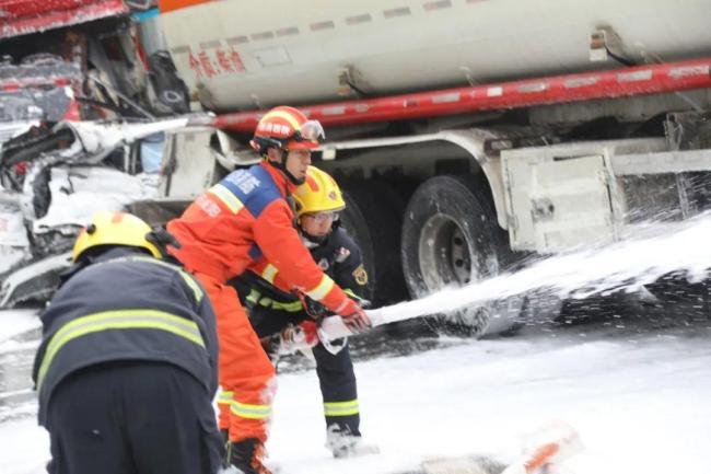 高速结冰引发6车连撞32吨汽油泄漏！消防紧急救援