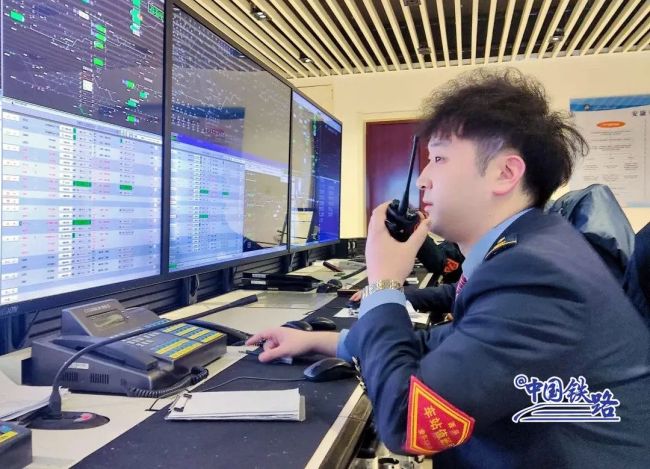 高速封路大巴车滞留 列车推迟10分钟让124名务工人员上车