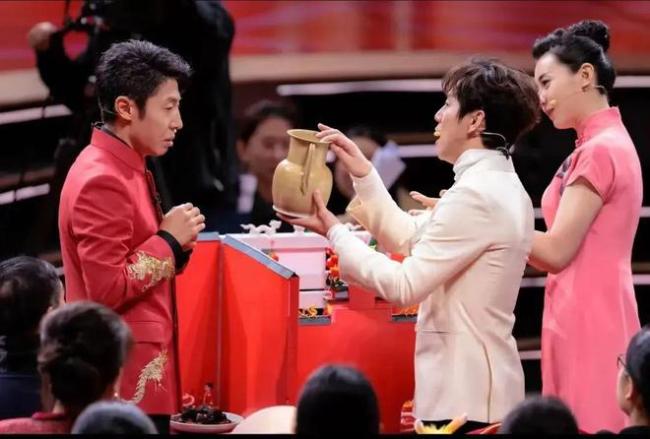 央视元宵晚会，撒贝宁出灯谜谜底竟然是何炅，尼格买提表现抢眼