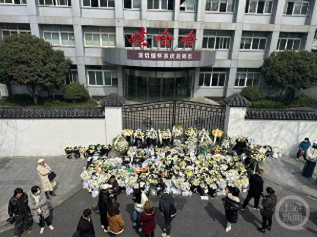 杭州市民冒雨送别宗庆后 一座城送别一个人