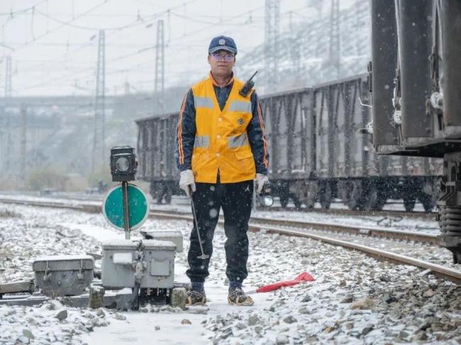 当罐车遇见大雪 一列温暖“笑脸”正在被运送