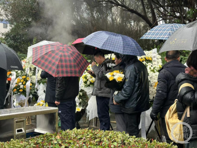 杭州市民冒雨送别宗庆后 一座城送别一个人