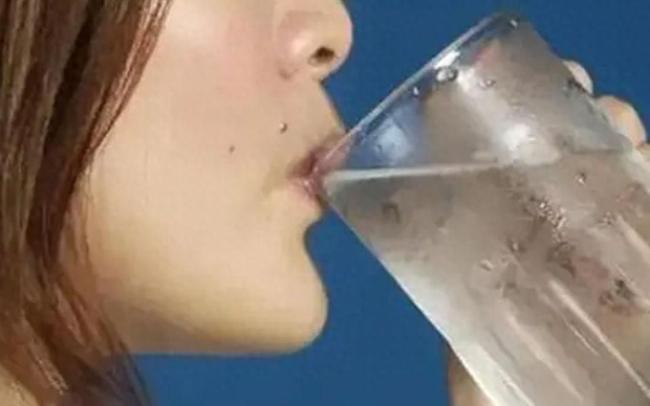 女子每天喝5升水，同时伴有易饥心悸乏力，确诊尿崩症