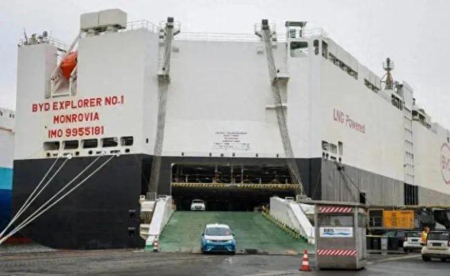 比亚迪首艘汽车滚装运输船抵达德国 约3000辆新能源汽车排队下船