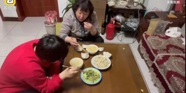 夫妻收养重病弃婴16年花费50万 靠上街乞讨和哭丧筹钱