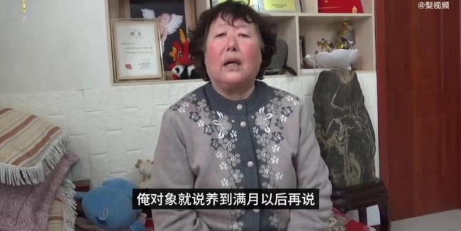 夫妻收养重病弃婴16年花费50万 靠上街乞讨和哭丧筹钱