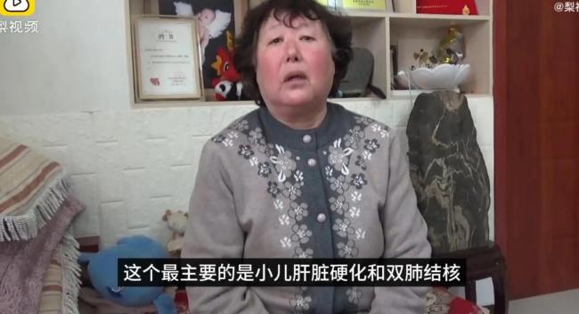 夫妻收养重病弃婴16年花费50万 靠上街乞讨和哭丧筹钱
