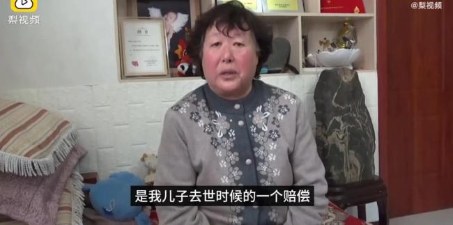 夫妻收养重病弃婴16年花费50万 靠上街乞讨和哭丧筹钱