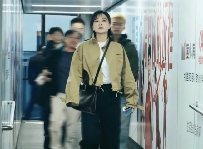 贾玲机场照好a一付高冷御姐气质