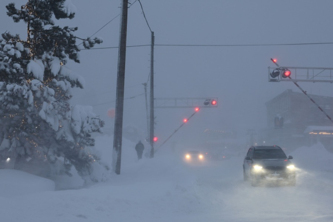 美国加州遭遇暴风雪 约650万人处于冬季警报之下