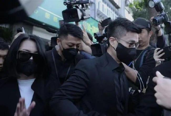 小S离开灵堂前两度鞠躬发声感谢各界吊唁