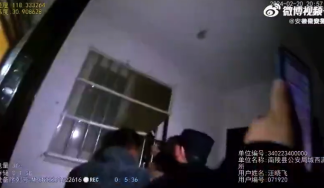 来了来了老人家！百岁老人呼救民警手撕防盗窗救人