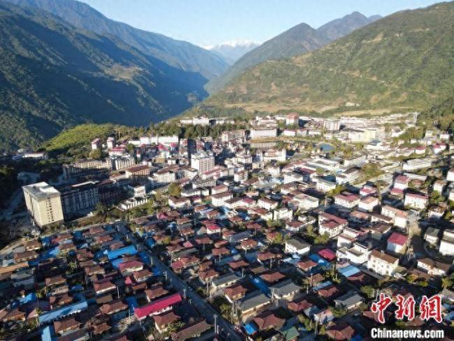 中国最后一个通公路的县墨脱县