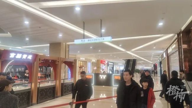 杭州警方通报男子抢劫商场金店：被抢物品已全部追回