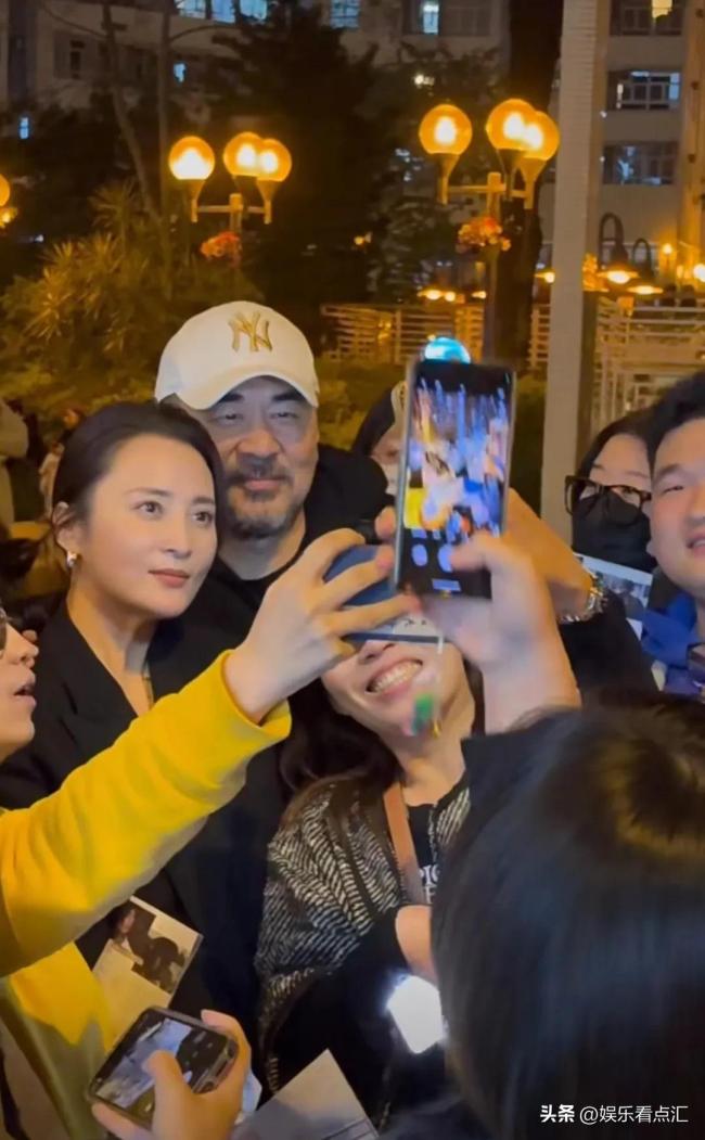 陈建斌搂蒋勤勤与路人合照：夫妻俩面带微笑相互依偎，十分亲昵