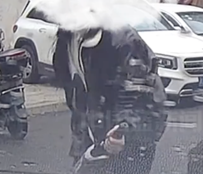 女生骑行撞车 男子下车查看也被撞