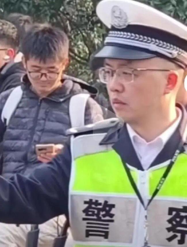 网友拍到三级警监在路口指挥交通，点赞江浙沪交警务实精神