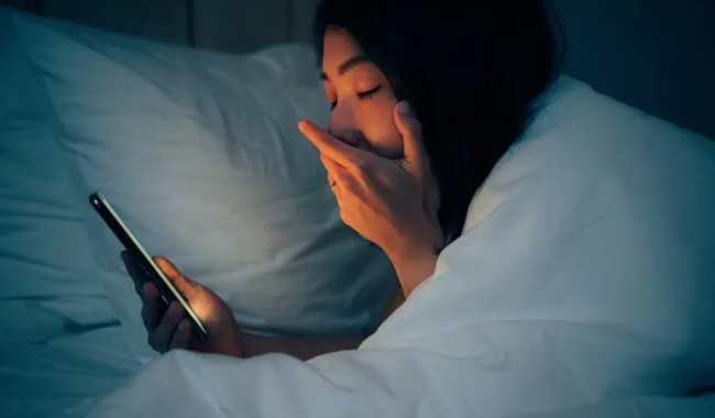 手机成瘾是影响睡眠质量重要因素