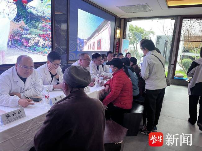 手机是阻碍睡眠的最大外在障碍 睡前玩手机非常影响睡眠 