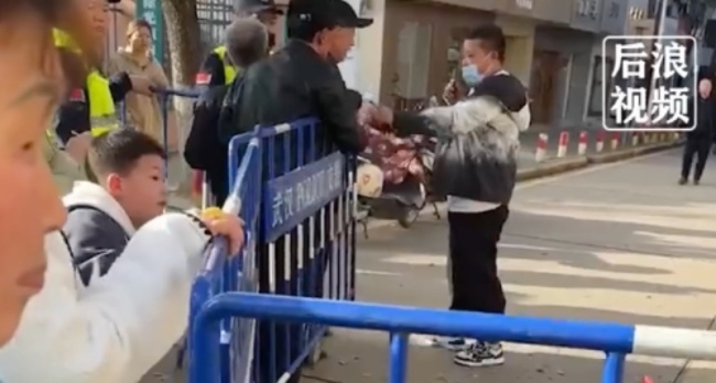 曝成龙剧组拍戏封路与居民起争执场面一度失控