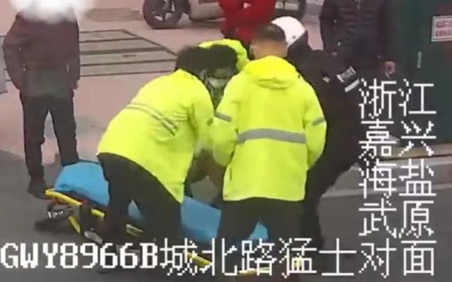 孕妇车祸倒地民警跪地10分钟稳做靠垫等待救护车赶来