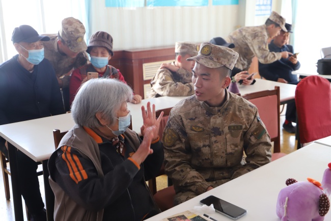 雷锋精神代代传 情暖敬老院，共叙鱼水情