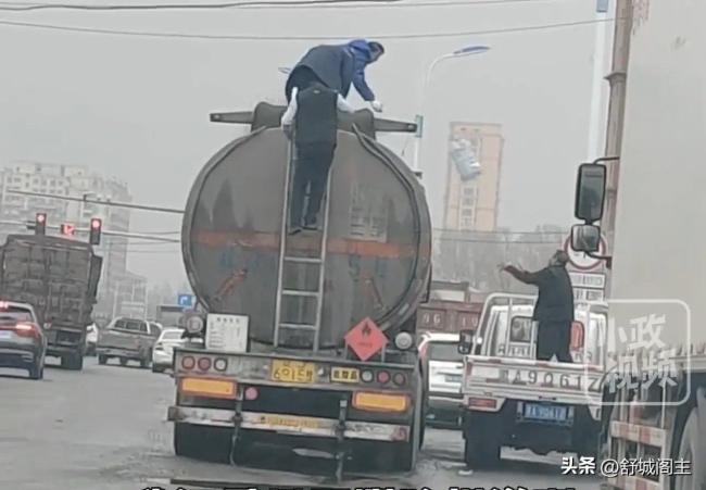 路人拍到哈尔滨一油罐车往罐里加桶装水，有网友称加的是冷却水