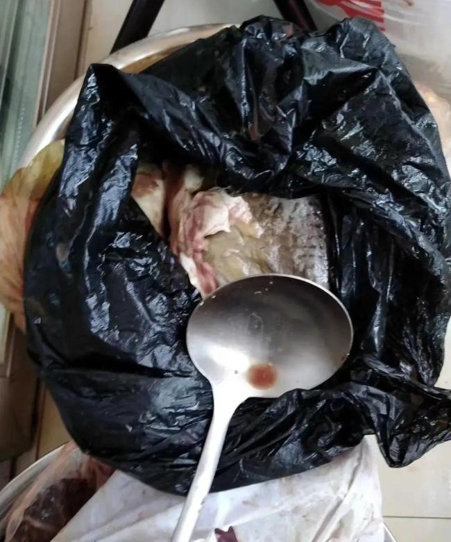 冰柜故障数千元冻肉腐烂楼道飘恶臭商家应该怎么赔