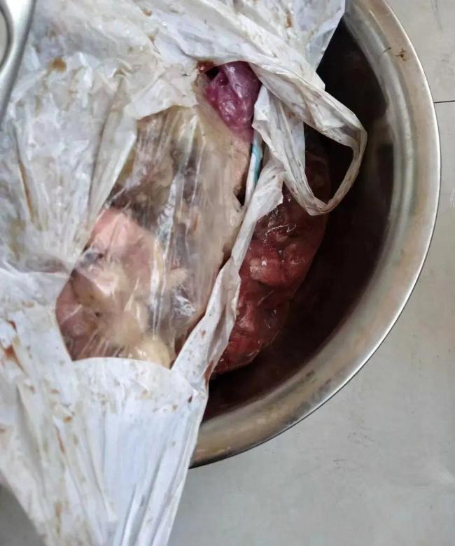 冰柜故障数千元冻肉腐烂楼道飘恶臭商家应该怎么赔