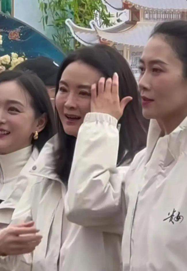 王艳新剧开机路透曝光老态明显现场局促不自信