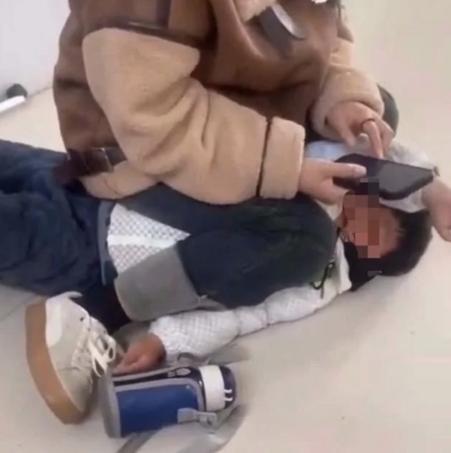 河南省丘幼师对男童打头踩脸被开除