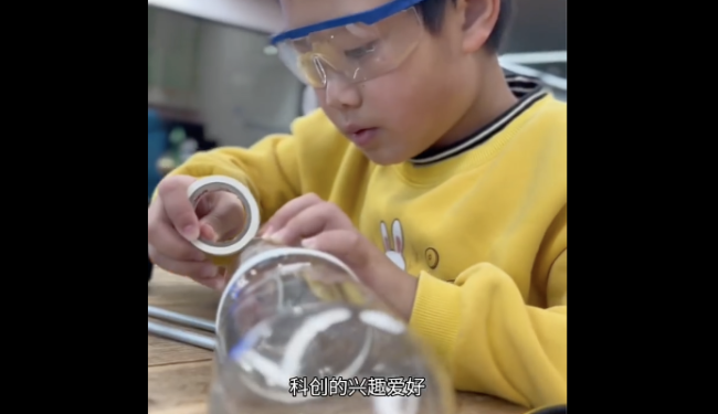 九岁男孩用饮料瓶做三级水火箭，还完成三级分离和回收！