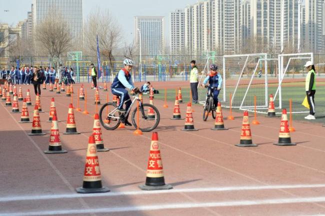 淄博一所中学推出“自行车驾驶证” ！首批45名学生持证骑车